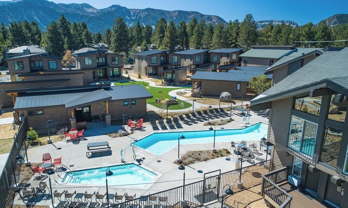 Mammoth Lakes Hotel | Family Alpine Room with Pool Access Near Mammoth Mountain & Scenic Trails