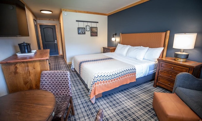 Mammoth Lakes Hotel | Pet-Friendly Room Near Sherwin Lakes, Ideal for Exploring Trails & Mountains