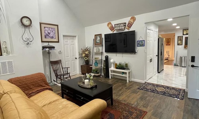 Annandale Casa | Newly Renovated Modern Bedroom w/Private Bath. Kitchen+Laundry+Free Parking+Yard