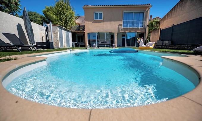 14th Arrondissement Villa | Villa celesto private pool and jacuzzi in marseille