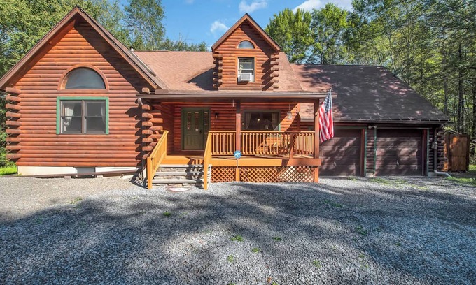 Newfoundland Cabina | Secluded Log Cabin w/ Hot Tub, Fire Pit, Game Room
