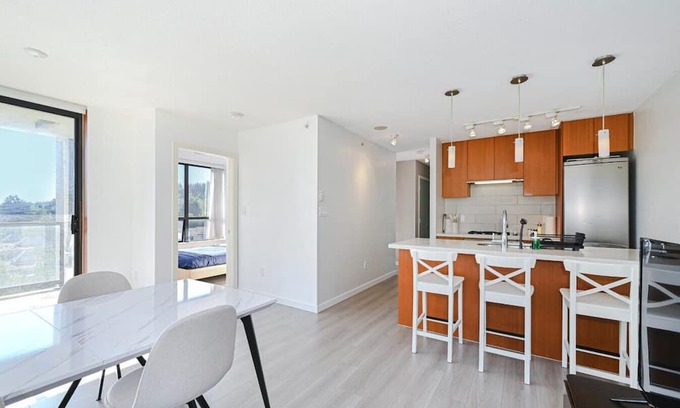 Coquitlam Apartamento | Axis Peak: Entire Private Condo Unit, 1 parking space