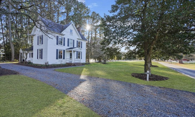Locustville Casa | 3BR Farmhouse w/Porch, Fire Pit, Horseshoe Pit