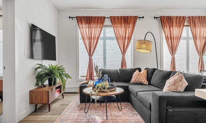 Whyte ave Condominio | Stylish ground-floor suite steps from Whyte Ave, cafes, and river trails
