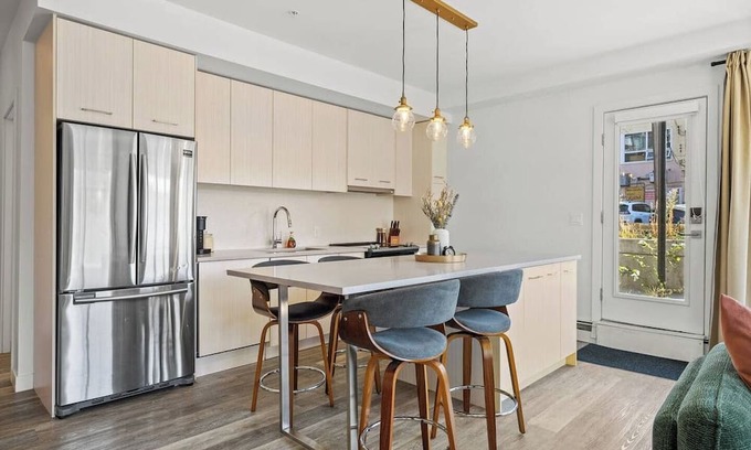 Whyte ave Condominio | Private patio stay near Whyte Ave, UofA Hospital, and West Edmonton Mall