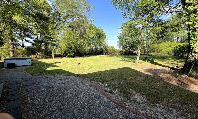 Fayetteville Apartamento | Hot Tub Hideout Family Retreat + Spacious 5 BR