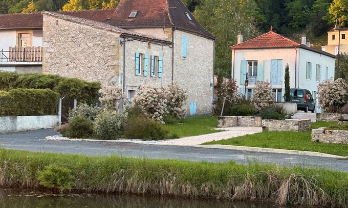Saint-Capraise-de-Lalinde Casa | Apartment 'Capraisien' with Shared Garden and Wi-Fi