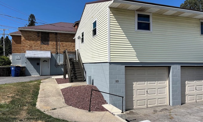 Tire Hill Apartamento | Newly remodeled spacious studio apartment in Johnstown, Richland Township, PA.