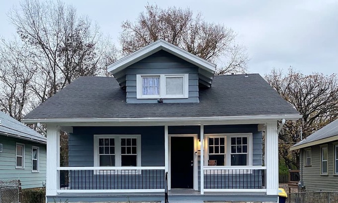 Kansas City Casa | Jazzy Charmer located in the Heart of Kansas City, MO., & Close To Everything KC