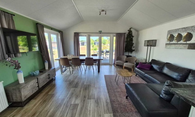 Rauw Casa | Detached 3 bedroom waterfront bungalow