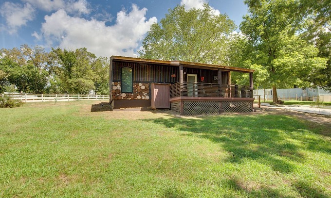 Lake Lafayette Cabina | Steps to Lake: Peaceful Cabin Escape in Odessa