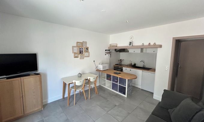 Gard Rhodanien Apartamento | 40 m2 apartment with small terrace and parking space