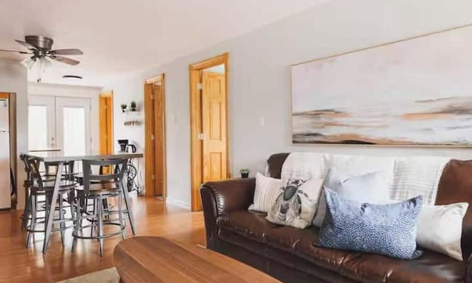 Lambton Shores Cabaña | Relax and Unwind at Hideaway Cottages #2