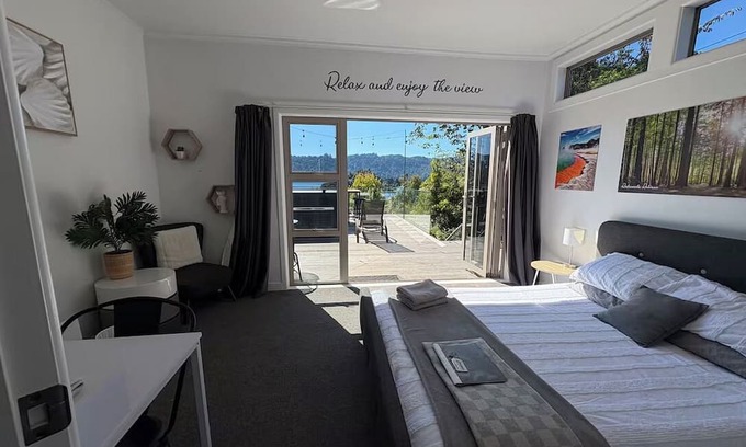 Lake Okareka Apartamento | Room with Lake View at Ōkāreka, Rotorua – Large Deck, Spa & BBQ Retreat