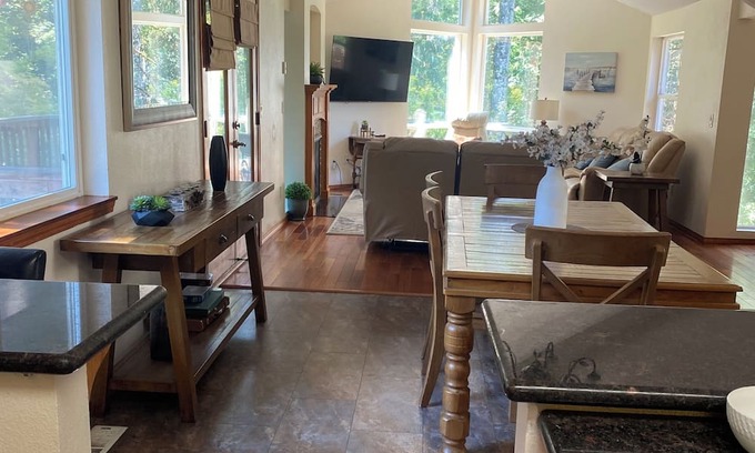 West Salem Casa | NW Salem 3 bedroom 2 bath house AC, takes pets, private lovely fenced backyard.