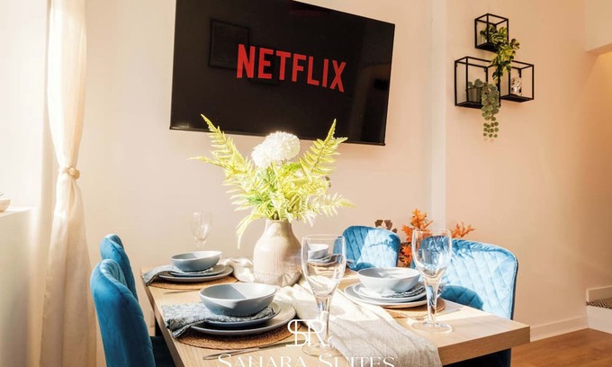 Cradley Heath Casa | Stylish 5BR - Monthly Stay - Parking