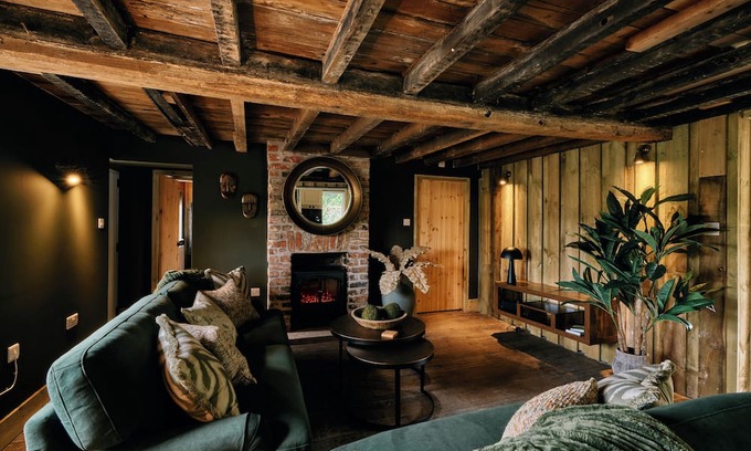 Tatton Park Casa | Landlords Cottage was once the village pub, now a characterful holiday retreat in the heart of Lower Withington, Cheshire.