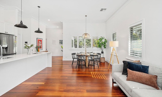 Bayswater Casa | Stylish Suburban Getaway: Spacious & BBQ in Bayswater