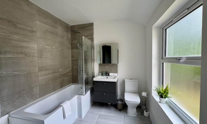 Moseley Casa | Comfortable family-friendly four bedroom house