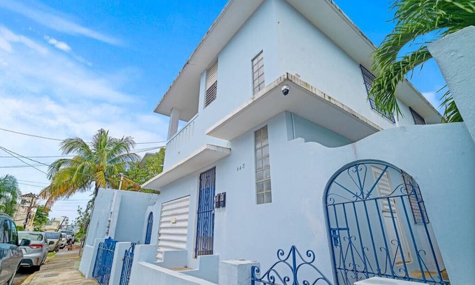 Sagrado Corazon Apartamento | The House of Romeo | Stylish Two-Bedroom Escape
