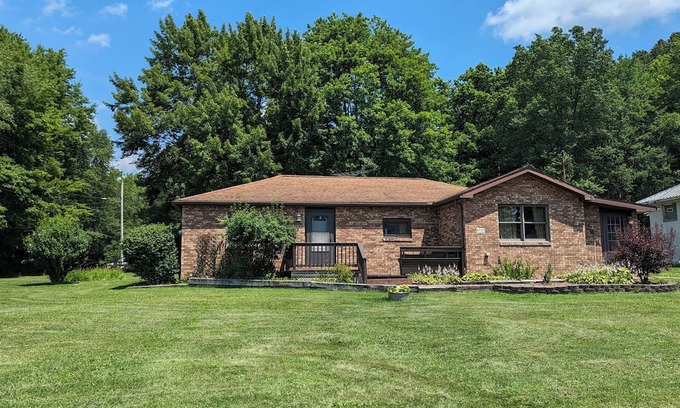 Hubbard Casa | Comfortable 2-bedroom house with AC in charming Hubbard. Full Kitchen, Laundry