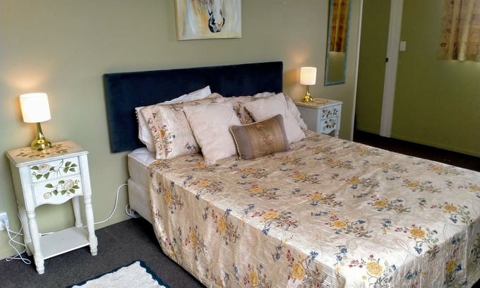 Darfield Cabina | Cosy comfortable, peaceful retreat, 30 mins from Christchurch Airport
