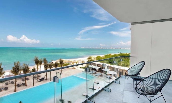 Centro de Cancún Hotel | Oceanfront Getaway | Spa, Marina, Swimming Pool + Puerto Cancun Golf