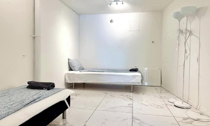 Goteborg Municipality Casa | Workers - 16 Beds - 2 Bath - All Inc - Near Volvo