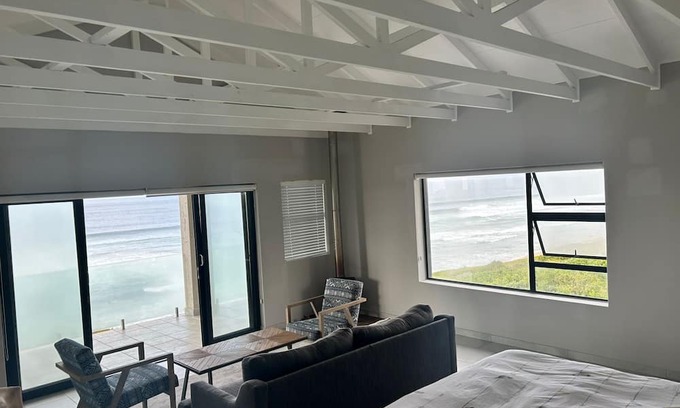 Reebok Casa | 4-bedroom Beachside house in Garden Route District