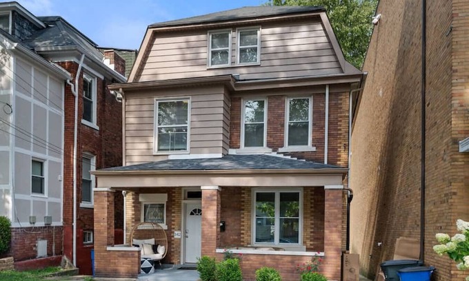 North Oakland Apartamento | 3 Story home w/11 beds! | Close to Pitt & CMU!