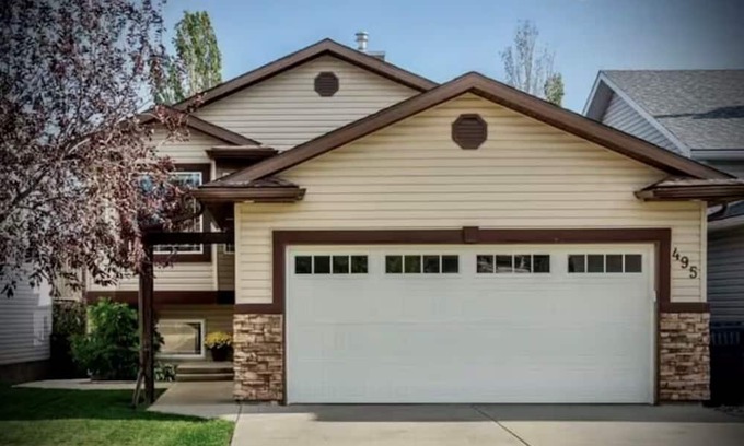 Lethbridge Casa | Harper House-Home away from home in Lethbridge