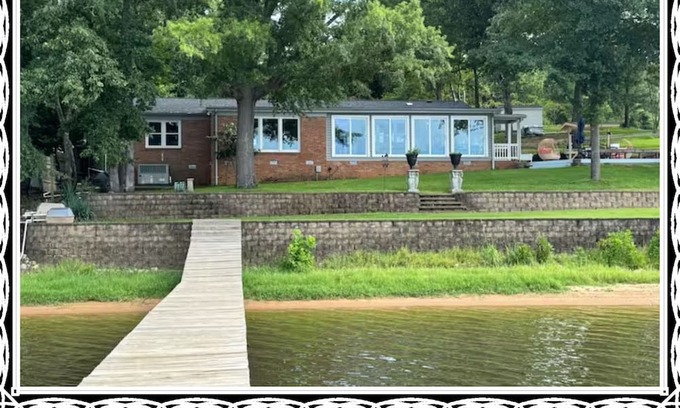 Liberty Hill Casa | Lakeside Luxe- 3 bedroom/2 bathroom- fully renovated