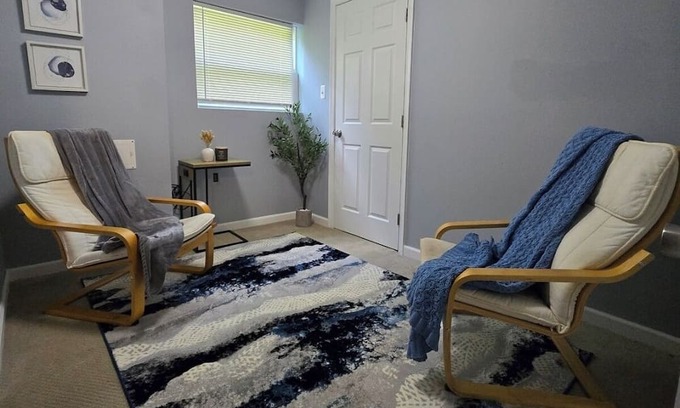 Lake Arbor Apartamento | Well Located, Well Loved