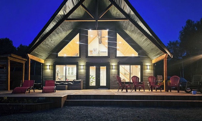 Mansfield-et-Pontefract Cabaña | La Biche de Coulonge – Luxury 4-Season Waterfront Cottage