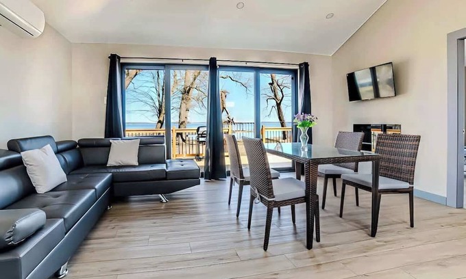 Harwood Cabina | 2-bedroom Lake Front Cottage in Harwood, ON #3