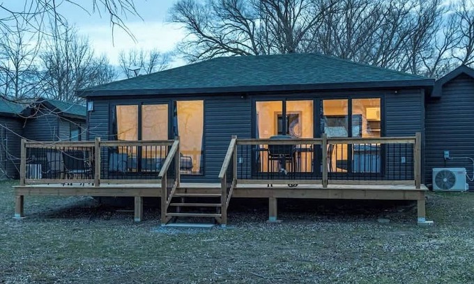 Harwood Cabina | 2-bedroom Lake Front Cottage in Harwood, ON #4