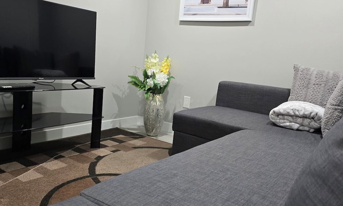 Evanston Apartamento | Exquisite Studio close to Airport and amenities!
