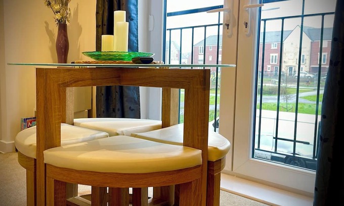 Peterborough Casa | Hampton 2-bed coach house retreat quiet parking wifi clean