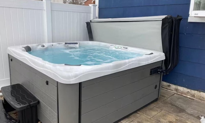 Bellville Casa | Wonderful 4-bedroom house with hot tub in Bellville