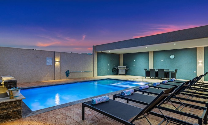 Ponton Apartamento | Aruba Comfort Retreat, 2BR w/Pool, BBQ, Gated Property on a Prime Location!