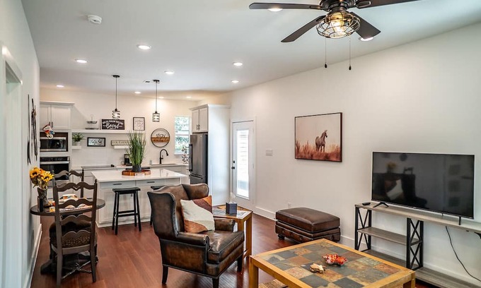 Burleson Casa | The Blue Barn in pleasant Burleson with AC