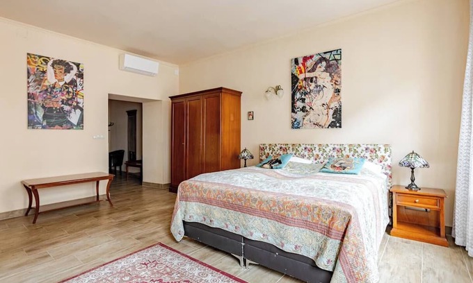 Funfhaus Hotel | Altwienerhof, a cozy and artistic apartment with excellent connections in Vienna
