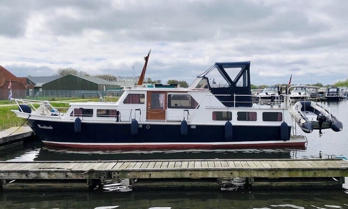 Vechelde Alquiler De Eote | Stay with Maritime Flair on a Vintage Yacht
