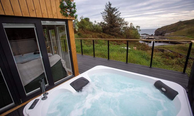 Lybster Cabina | One-bedroom chalet Highland retreat. Breath taking sea views from hot tub