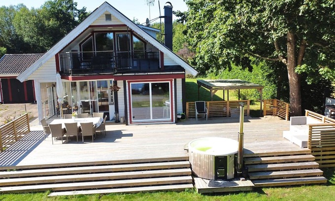 Vissefjaerda Casa | Vacation home right on the lake in Småland - Villa lake view with hot tub, boat & canoe