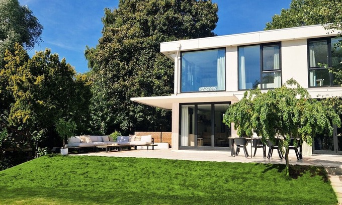 Leidschenveen-Ypenburg Casa | Elegant Luxury Villa with Large Garden, Near Beach & City