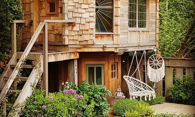 Chiddingfold Cabaña | Rural Surrey Cottage and TV award winning 'Shed of the year' Mushroom house!