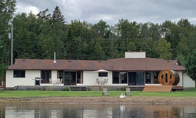 Unorganized Thunder Bay District Casa | 7-bed lakefront house with sauna, beach & boat launch — 15 min from Thunder Bay.