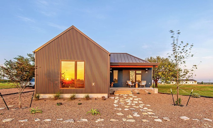 Carmine Otro | The New Blue Farmhouse