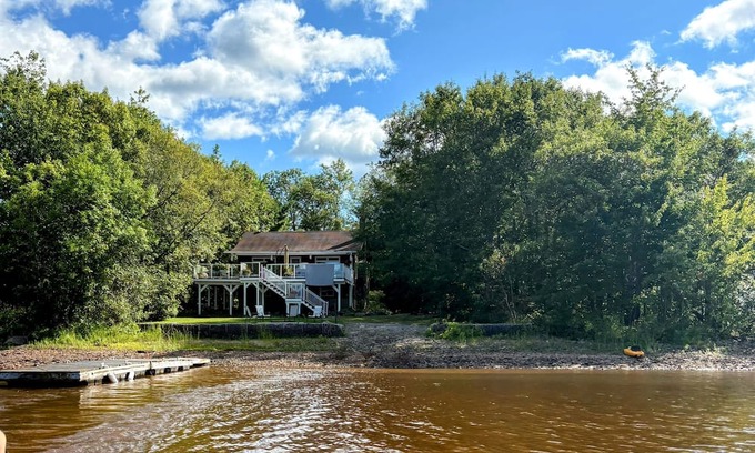 Springfield Casa | Lakefront Escape with Hot Tub and Outdoor Kitchen